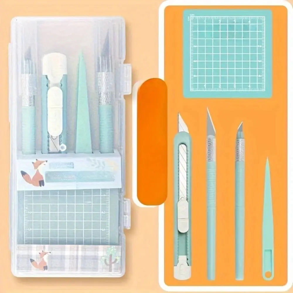 Klares Plastiketui mit einem Set präziser Bastelwerkzeuge zum Scrapbooking und Handwerken.