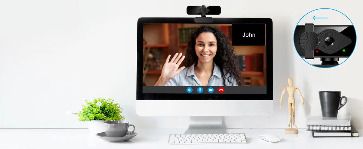 Computerbildschirm zeigt Video eines lächelnden Frau, mit Ausschnitt der Webcam und des Privacy-Covers.