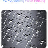 Nahaufnahme eines PC-Positionierungsslotsmechanismus mit mehreren Steckplätzen zur Montage von Komponenten.