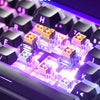 Gros plan d'un axe magnétique d'e-sport sur un clavier mécanique avec lumière violette et diverses touches.