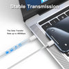 Geflochtenes USB-C-Kabel verbindet Smartphone und Laptop, betont stabile Datenübertragung.