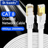 Weißer CAT 8 abgeschirmter Netzwerkkabel mit RJ45-Steckern vor schwarzem Hintergrund.