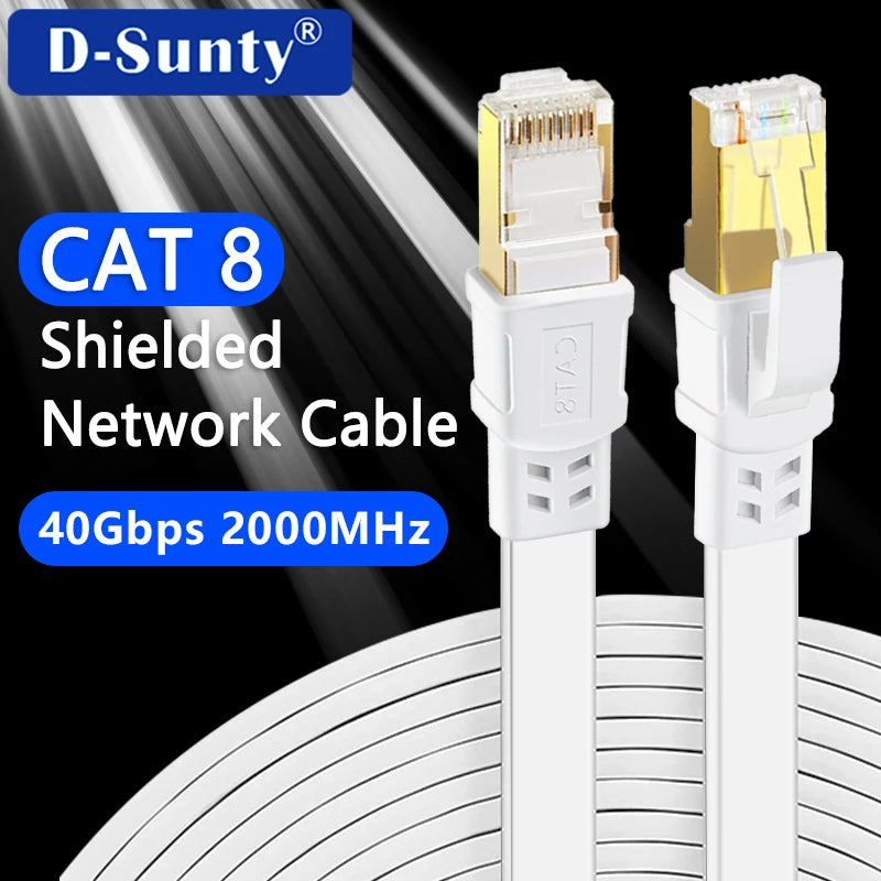 Weißer CAT 8 abgeschirmter Netzwerkkabel mit RJ45-Steckern vor schwarzem Hintergrund.