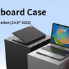Schwarzer Touch-Keyboard-Case für ein iPad 10. Generation, neben einem Laptop und einem rosa Tablet.