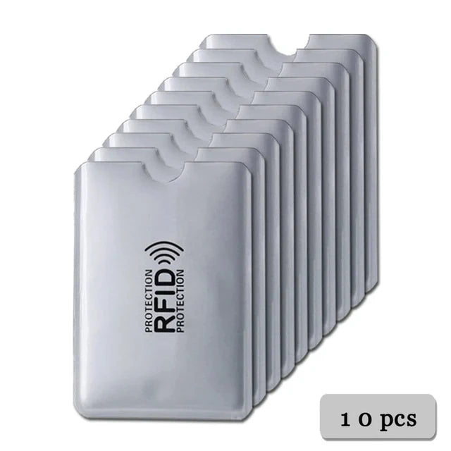 Une pile de porte-cartes anti-RFID en argent.
