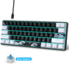 Un clavier mécanique de jeu compact avec des commutateurs bleus et un câble noir sur fond blanc.
