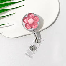 Klares, ausziehbares Ausweiskärtchenhalter mit floraler Zugverschluss in rosa und weiß.