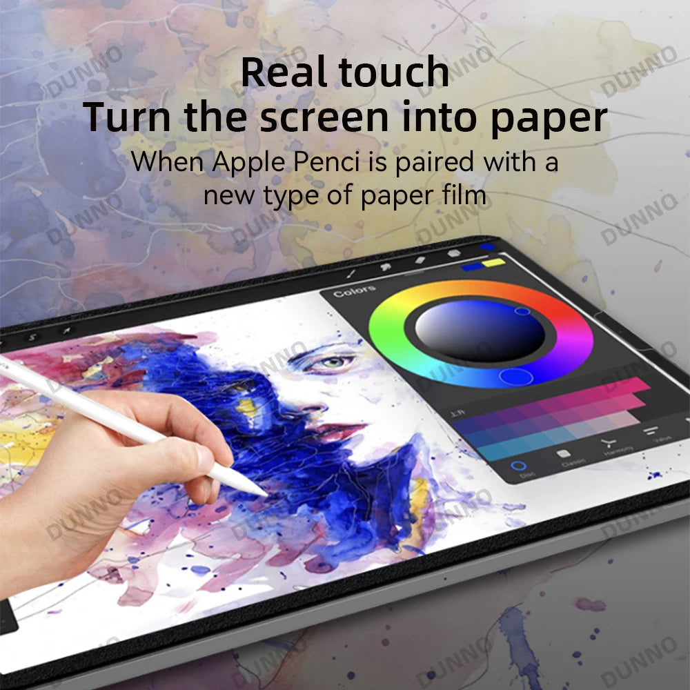 Eine Hand zieht eine Schutzfolie auf dem Bildschirm, die zeigt, wie der Apple Pencil den Bildschirm zu Papier macht.