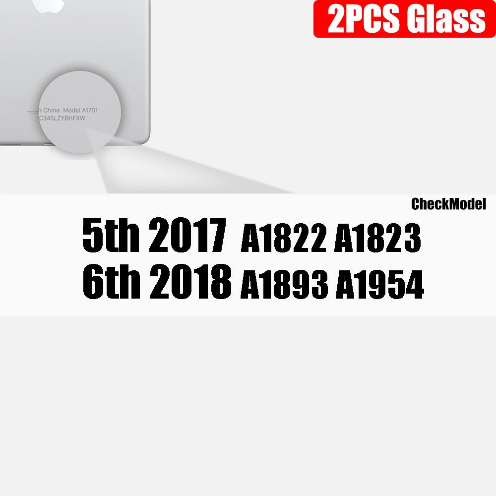 Nahaufnahme eines durchsichtigen Glasschutzes für ein Apple iPad, mit Modellnummern und Daten sichtbar.