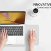 Hände benutzen einen weißen Laptop mit offenem Bildschirm auf einer hellgrauen Oberfläche.