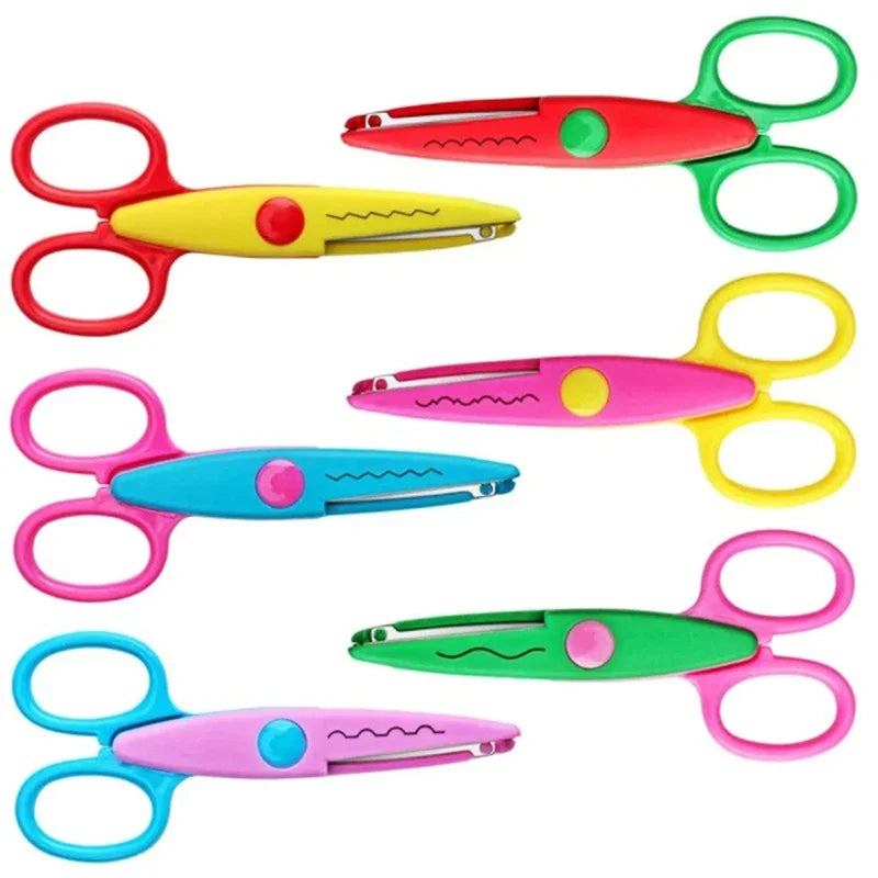 Un juego de seis tijeras de manualidades coloridas con patrones ondulados en rojo, amarillo, rosa y verde.