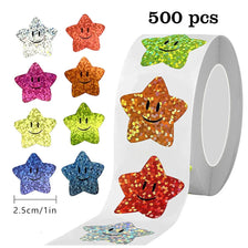 Un rouleau de 500 autocollants d'étoiles scintillantes de différentes couleurs et formes pour la création et la décoration