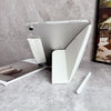 Un iPad Apple plateado con una funda protectora blanca y lápiz óptico sobre una superficie gris.