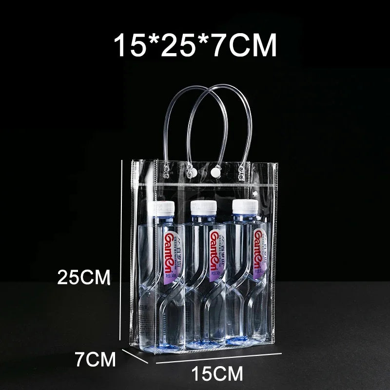 Una bolsa tote de PVC transparente con asa, llena de siete pequeñas botellas de vidrio.