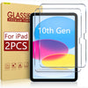 Una caja de protectores de pantalla de vidrio para un iPad de 10va generación junto a una película protectora transparente ap