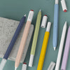 Collection de stylos de différentes couleurs et d'un stylet blanc avec coques en silicone sur un fond vert doux.