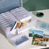 Klare Plastik-Fotoaufbewahrungsboxen mit verschiedenen Fotos und Andenken.