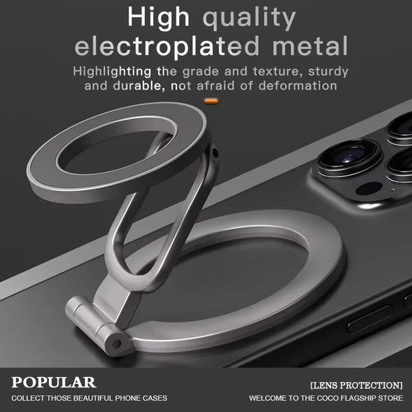 Primer plano de un soporte para teléfono de metal electrochapado con diseño curvo sobre una superficie oscura.