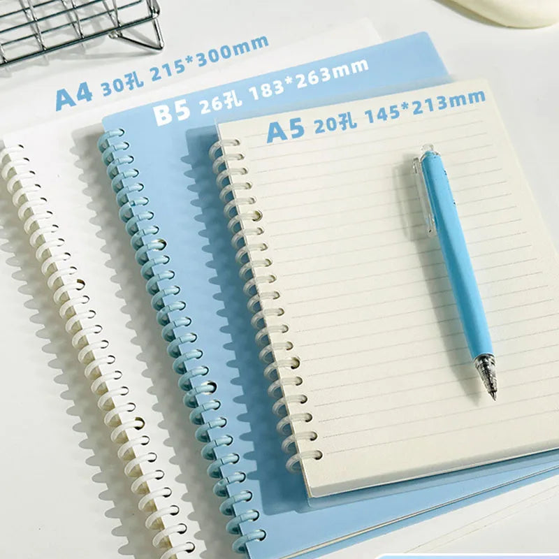 مجموعة دفاتر حلزونية A4 و B5 و A5 باللون الأزرق الفاتح والأبيض.
