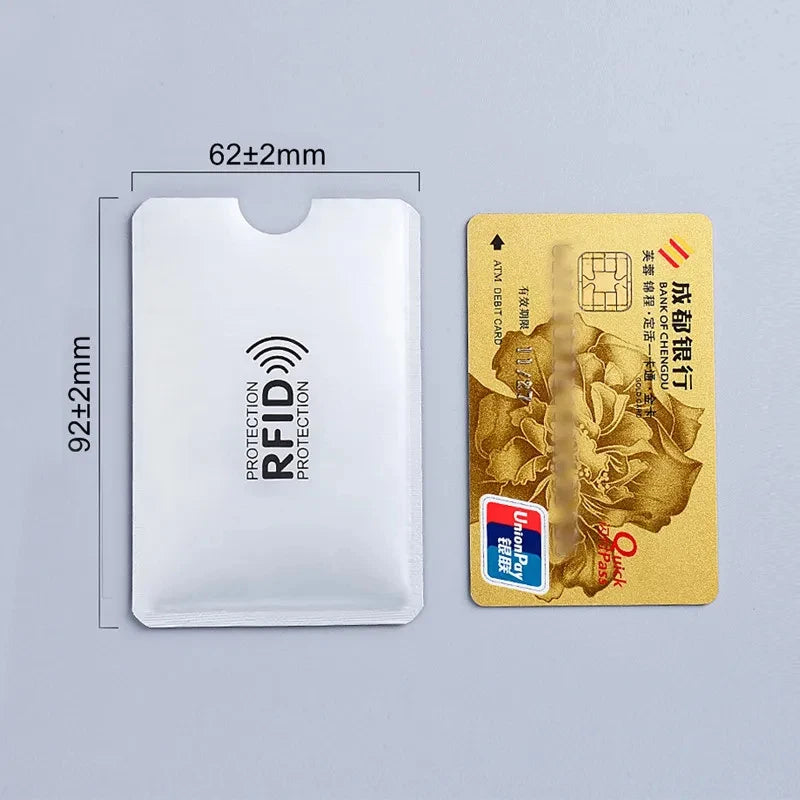 Un porte-cartes anti-RFID blanc et une carte bancaire dorée sont présentés côte à côte.