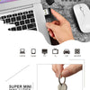 Eine Hand hält eine Mini-USB-Disk neben einem Laptop und verschiedenen elektronischen Geräten.