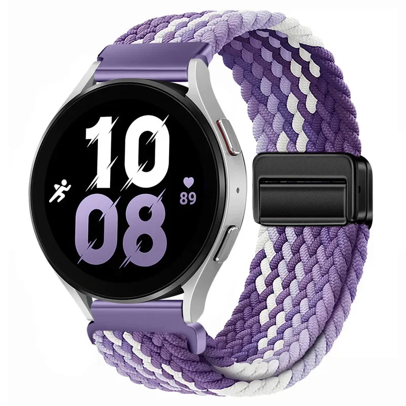 Lila und weißes Magnetarmband für eine Smartwatch wird am Handgelenk gezeigt.