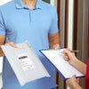 Eine Person in einem hellblauen Polohemd hält einen weißen Poly-Versandbeutel zum Versand und zur Lagerung.