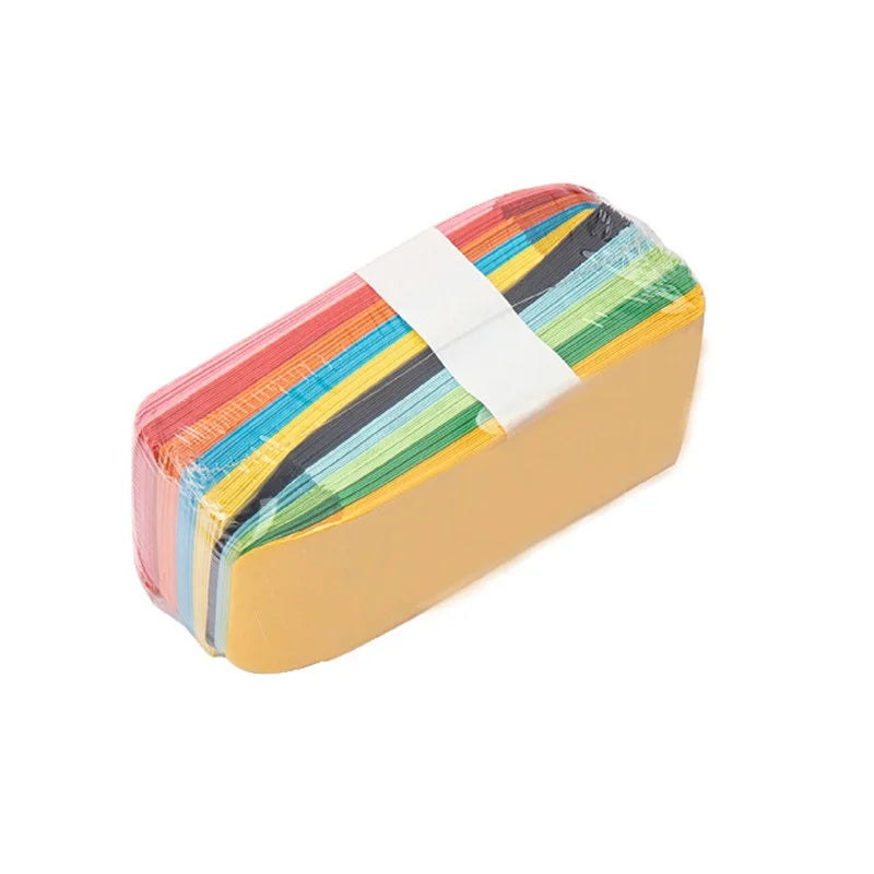 Un paquet rectangulaire de 100 enveloppes en papier coloré, avec diverses rayures.