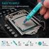 Una mano aplica una gota de pasta térmica Arctic MX-6 en la superficie de una CPU o GPU para una transferencia de calor efici