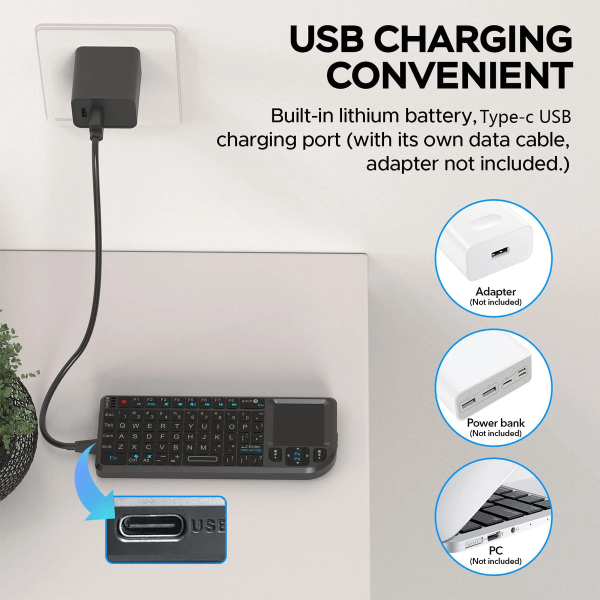 مجموعة لوحة مفاتيح وفأرة لاسلكية سوداء متعددة الوظائف مع منفذ شحن USB بجانب شاحن حائط.