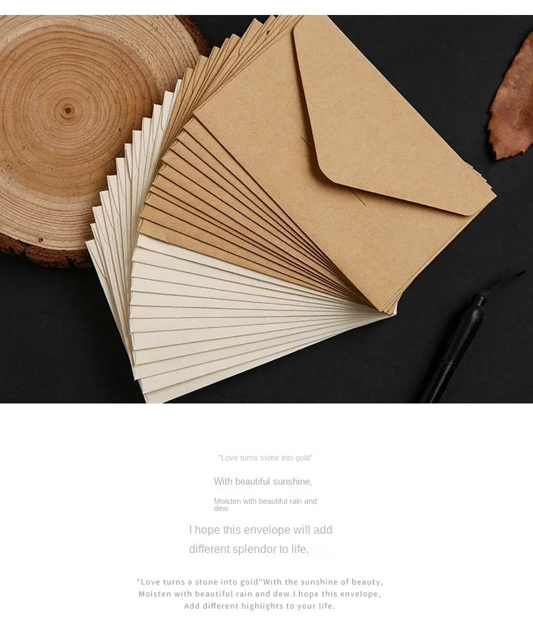 Paquete múltiple de sobres de papel kraft en varios tonos beige y marrón natural apilados sobre una superficie oscura.