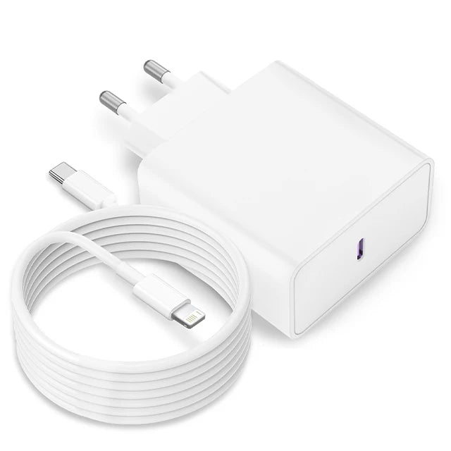 كابل شحن فاست USB-C أبيض ملفوف بجوار محول شحن مستطيل أبيض متعدد المنافذ