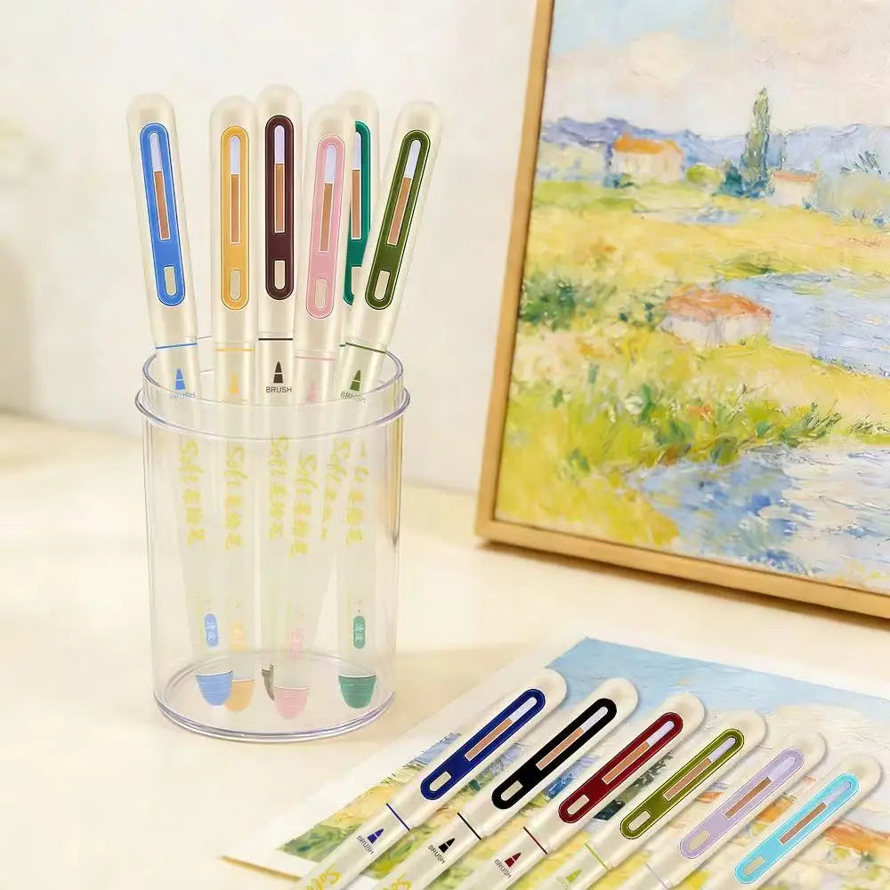 Klares Glasgefäß mit einer Auswahl an weichen Spitzen-Brush-Pens für Kalligrafie und Kunst.