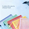 Cinco organizadores de documentos transparentes con cremallera y colores, dispuestos sobre una superficie azul claro.