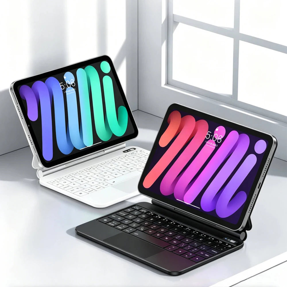 Una laptop blanca junto a una funda para iPad Mini con retroiluminación púrpura y verde.