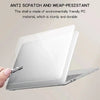 Una carcasa protectora blanca abierta, mostrando su resistente y duradera cubierta para una computadora portátil.