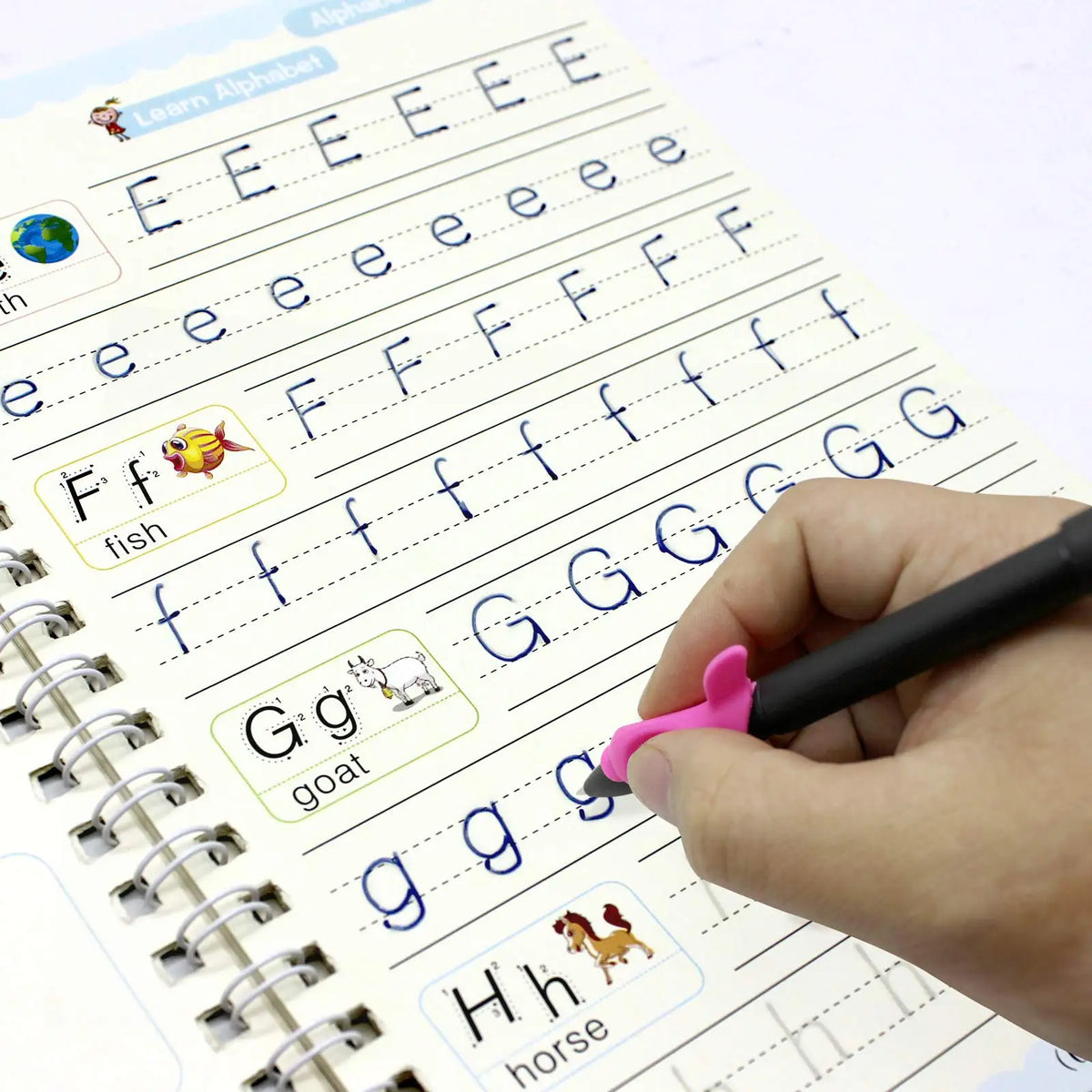 Una mano escribe cartas y sonidos en un cuaderno de práctica con varios animales como pez, cabra y caballo.
