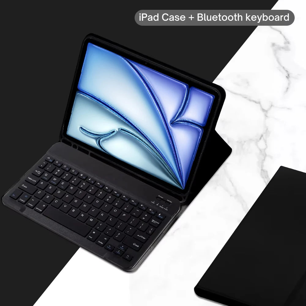 Estuche de teclado Bluetooth desmontable negro para iPad, abierto sobre una superficie de mármol blanco.