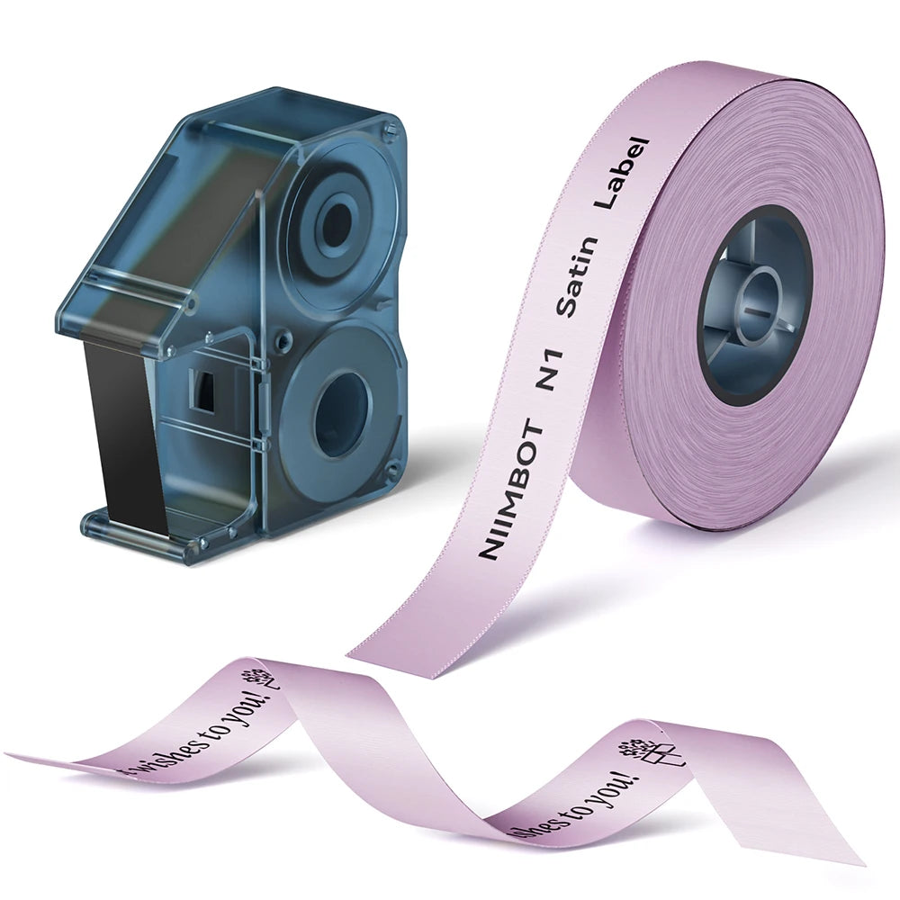 Un rouleau de ruban d'étiquette satiné rose pour un kit d'imprimante Nimbot, montré à côté de l'unité.