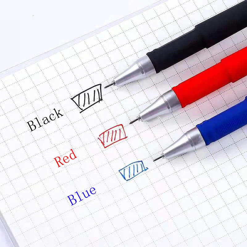 Un set de bolígrafos de gel multicolor en negro, rojo y azul escribiendo en papel cuadriculado.