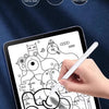 Eine Hand benutzt einen weißen Stift, um auf einem Tablet-Bildschirm zu schreiben, und demonstriert präzise Kalligrafie.