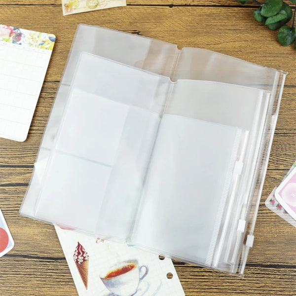 Un sac à fermeture éclair en plastique transparent est ouvert, montrant une feuille blanche à l'intérieur, posé sur une surfa