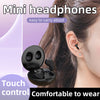 Primer plano de auriculares Bluetooth negros pequeños con control táctil puestos en la oreja de una mujer.