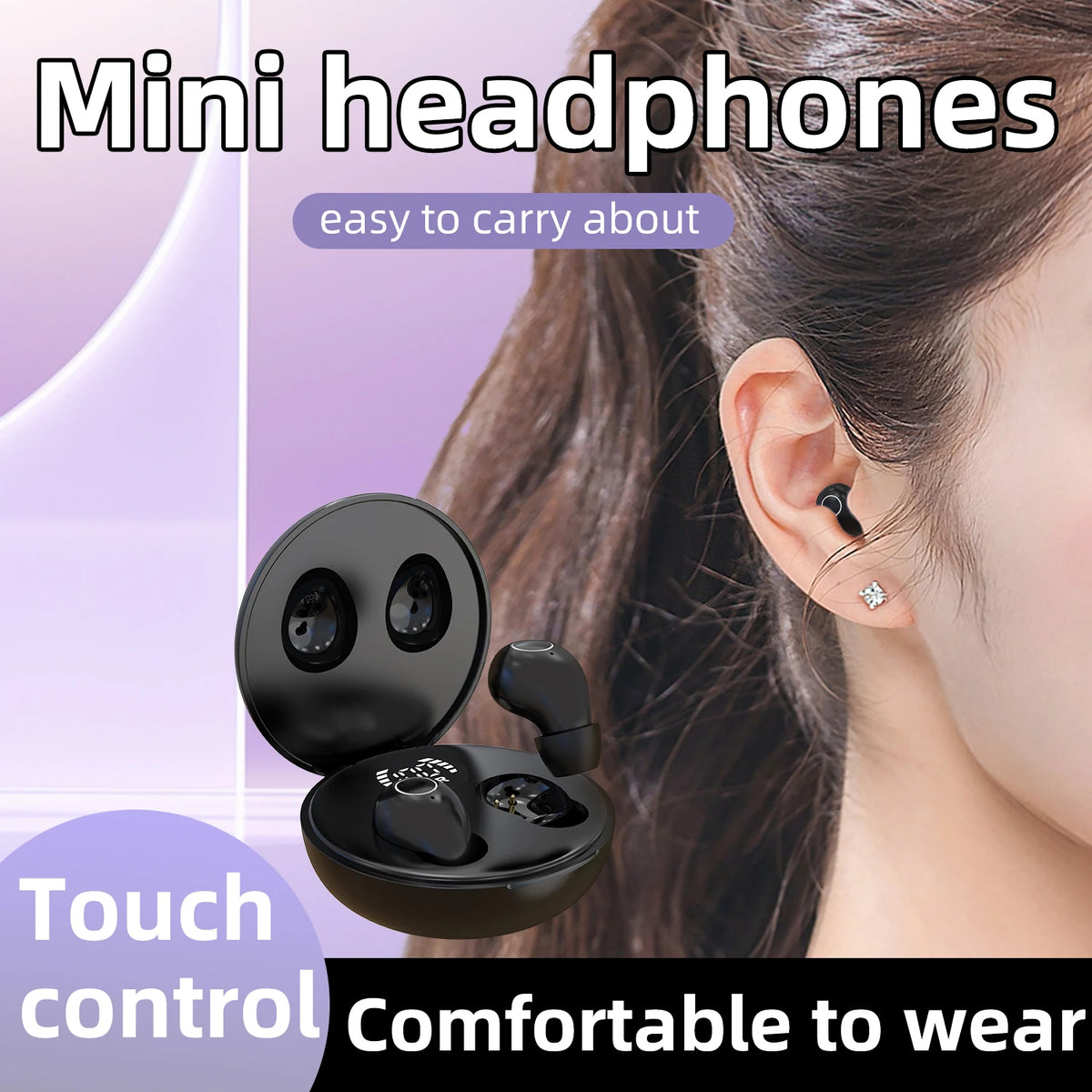 Primer plano de auriculares Bluetooth negros pequeños con control táctil puestos en la oreja de una mujer.