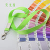 Lanyard resistente verde lima brillante para soporte de credencial, mostrado contra muestras de color Pantone.