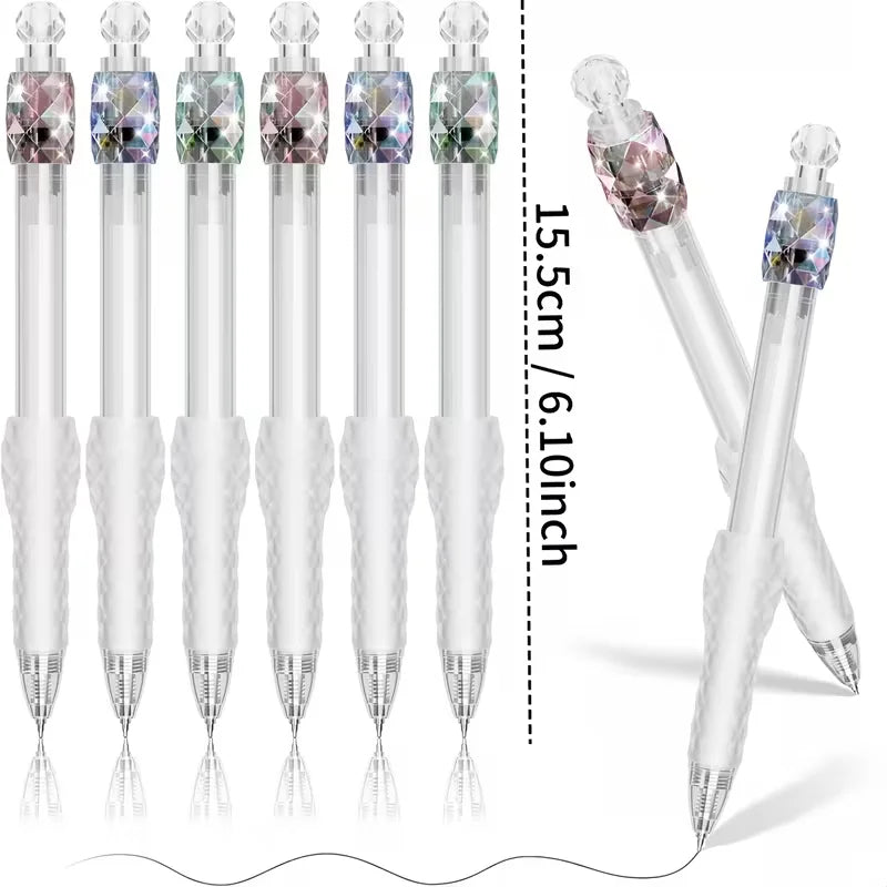 Ein Set aus fünf klaren Gelstiften mit verschiedenfarbigen Spitzen und dekorativen Akzenten neben einem größeren Stift.
