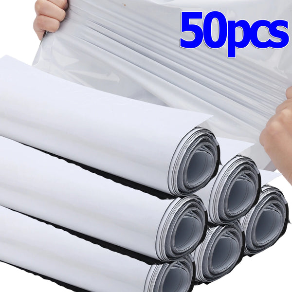Eine Hand hält einen Stapel von 50 Poly-Versandbeuteln für Versand und Lagerung, die gerollte weiße Kunststoffware zeigt.