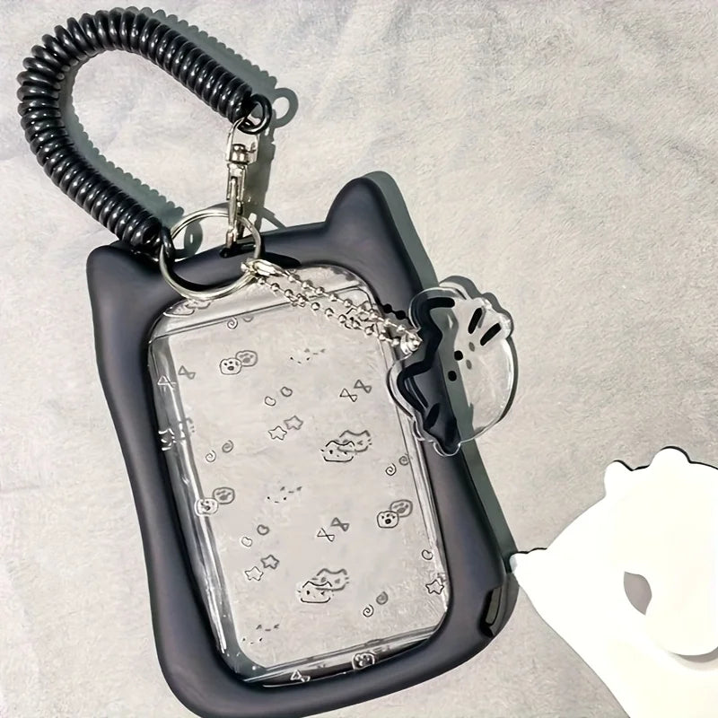 Schwarzes Silikon-Katzen-Anhänger-Kartenhalter mit klarer Plastikkarte und silberner Kette.