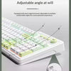 Nahaufnahme einer weißen mechanischen Tastatur mit doppelsegmentigem Fußsupport und verstellbarem Winkel.