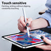 Eine Hand benutzt einen Stift, um auf eine empfindliche Schutzglasscheibe eines iPads zum Malen oder Schreiben zu tippen.